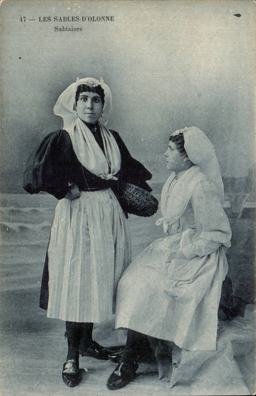 CPA Sands of olonne Costume sablaises Folklore Costume