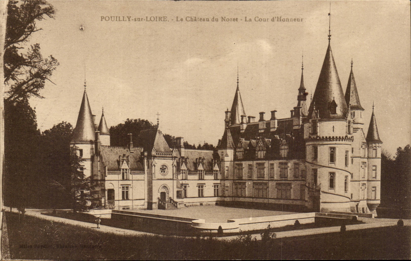 CPA Pouilly on the Loire the castle of Noret main courtyard