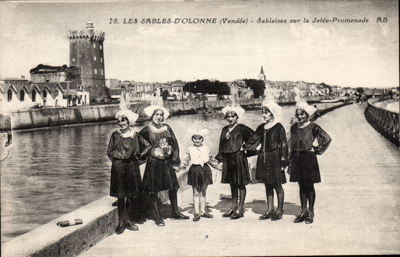 CPA Sands of olonne Sablaises on the pier walk Folklore Costume