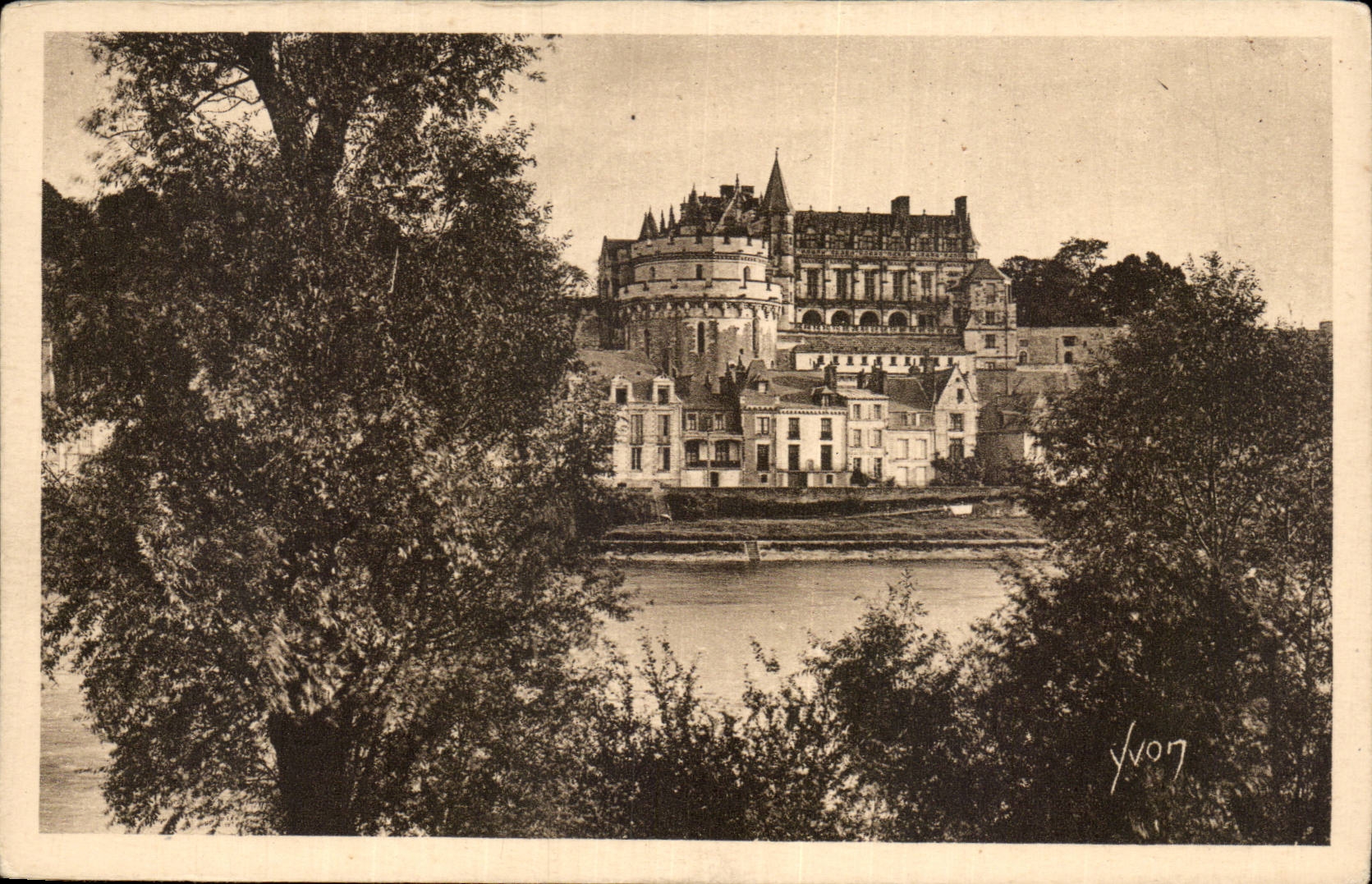 CPA Chateau d'Amboise Vue generale prise des bords de la Loire