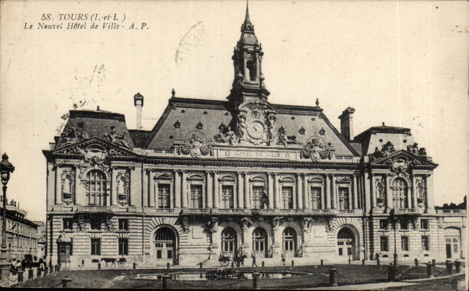 CPA Tours Le nouvel hotel de ville