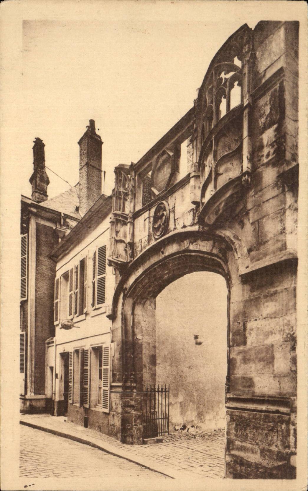 Laon CPA Vieille carries in the street Serurier