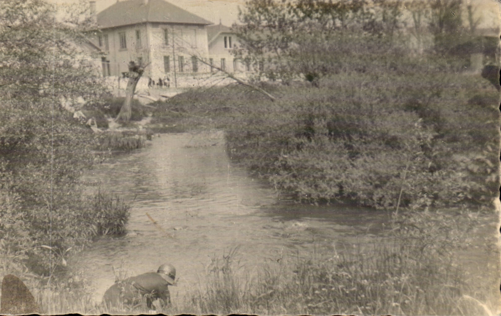 Real photo Woman at the edge of water (nonlocalized)