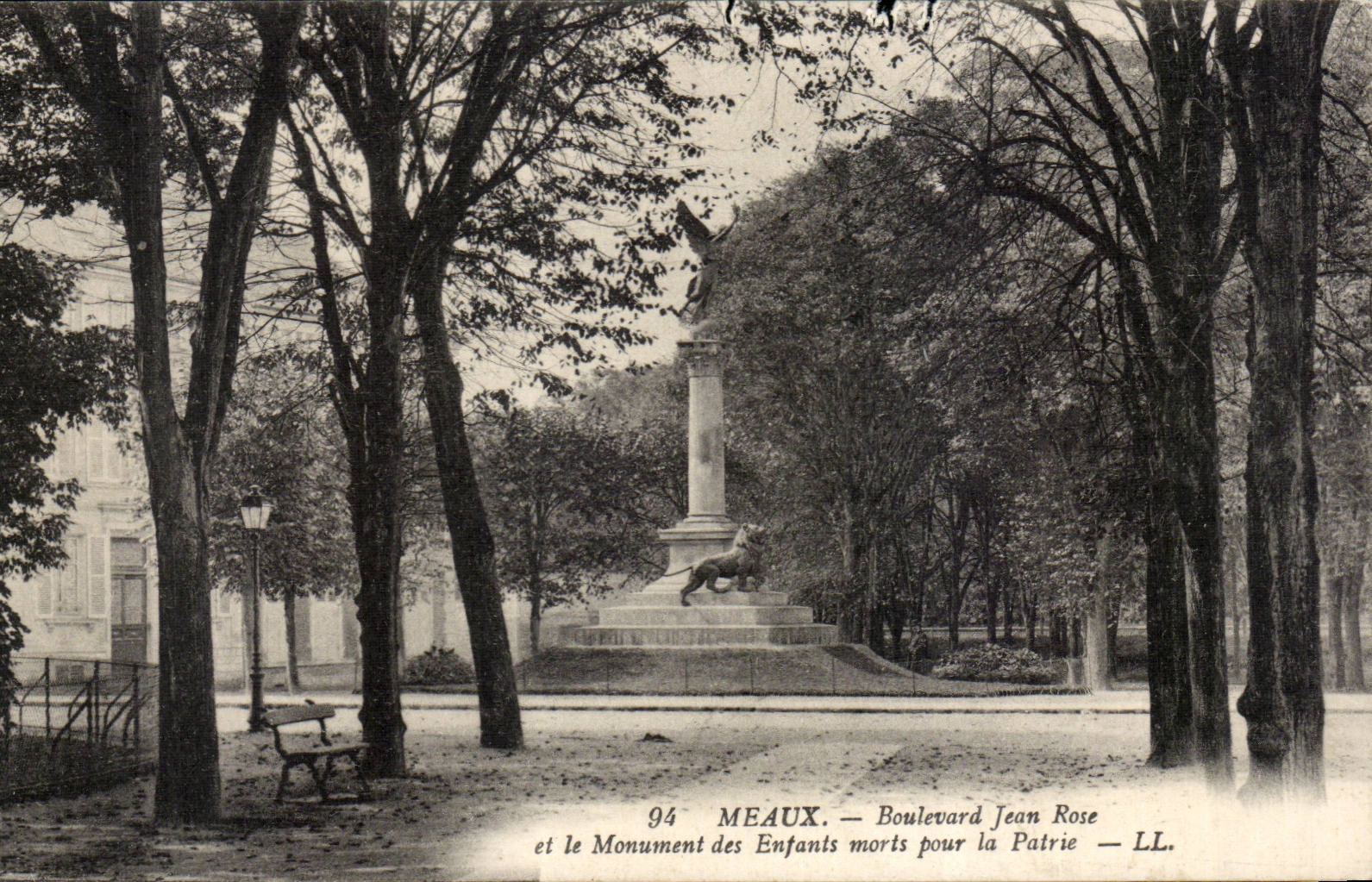CPA Meaux Boulevard Jean Pink and the monument with the dead children for the fatherland