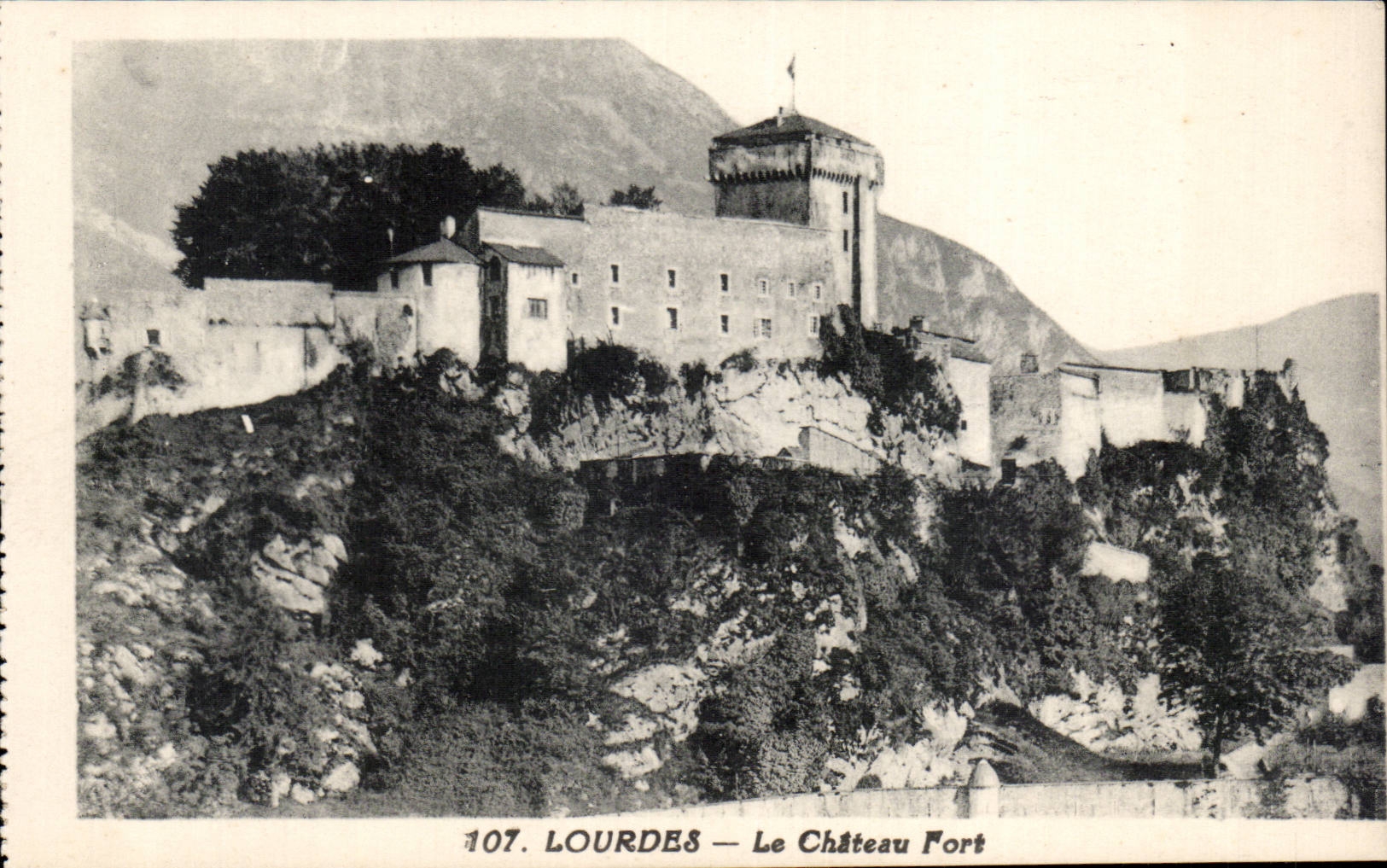 CPA Lourdes the strong castle