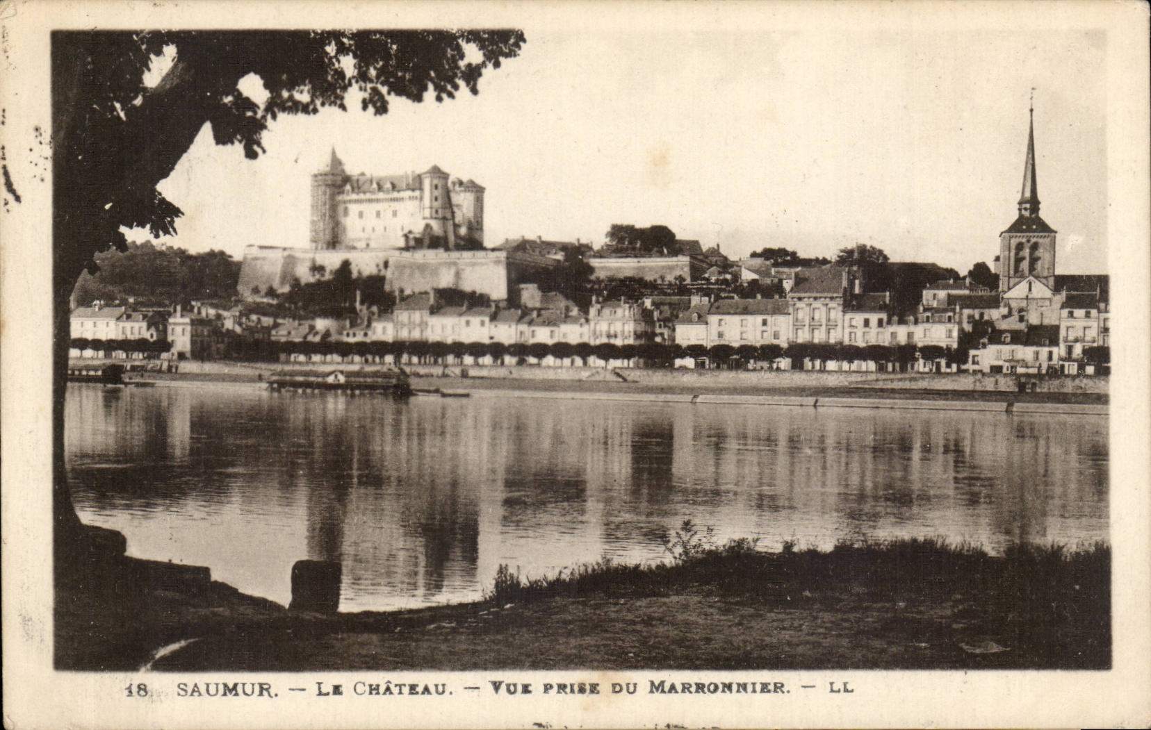 CPA Saumur the castle Seen from of the chestnut tree