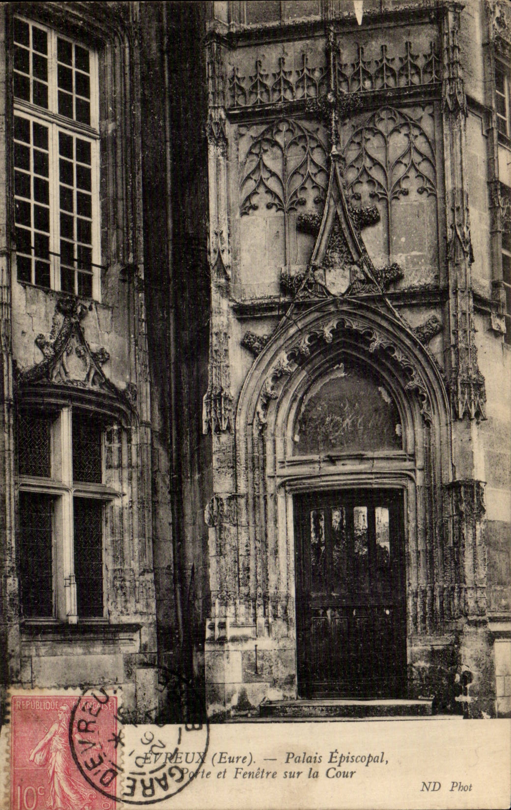 CPA Evreux episcopal Palate Gate and window on has court