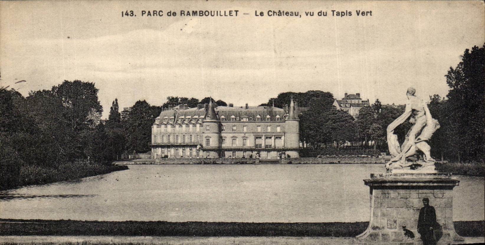 CPA Park of Rambouillet the castle Seen of the green carpet