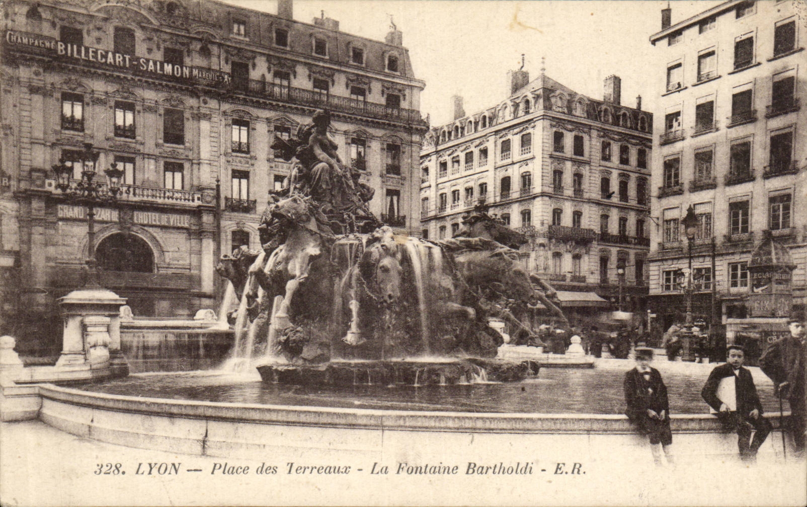 CPA Lyon Places Composts the Bartholdi fountain