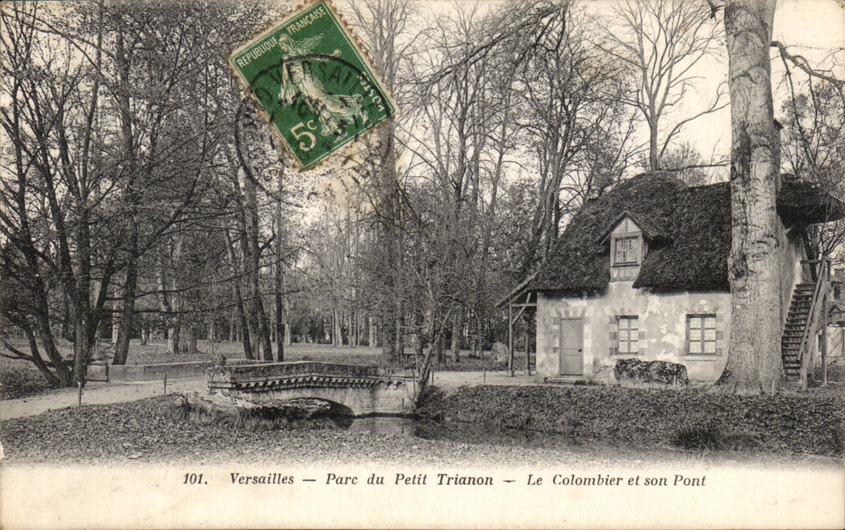 CPA Versailles Park of small Trianon the Dovecote and its bridge