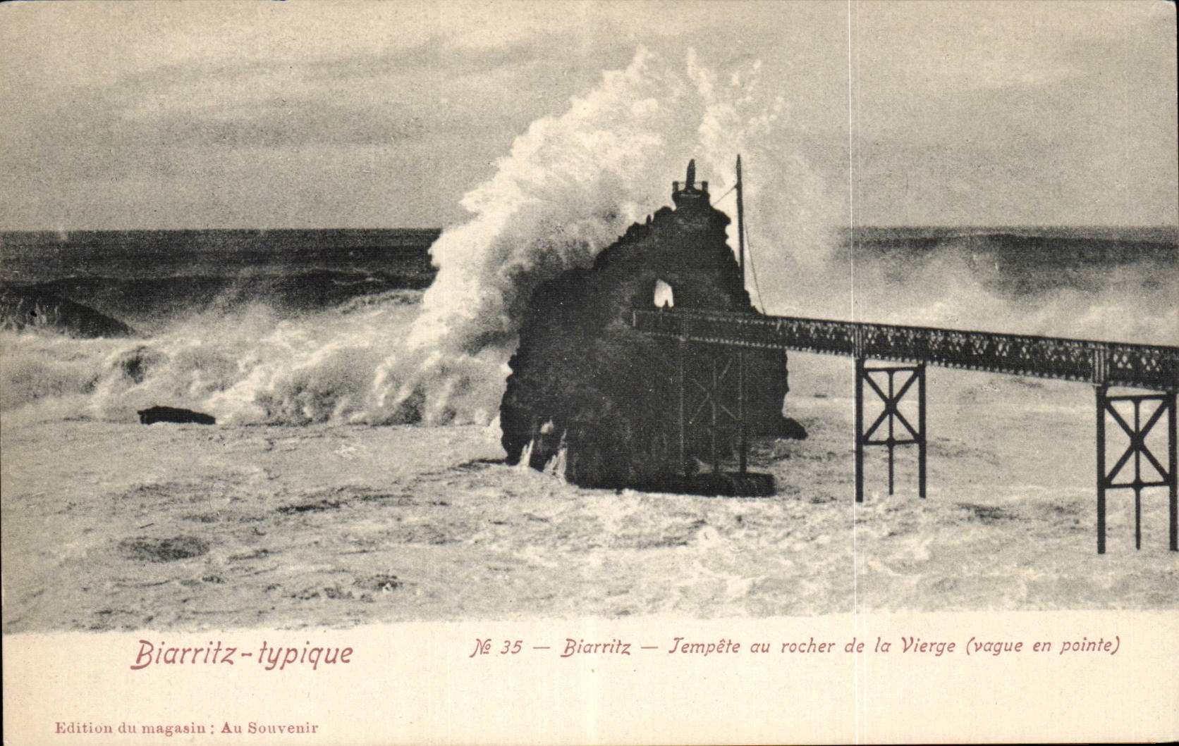 CPA Biarritz Tempete au rocher de la vierge (vague en pointe)