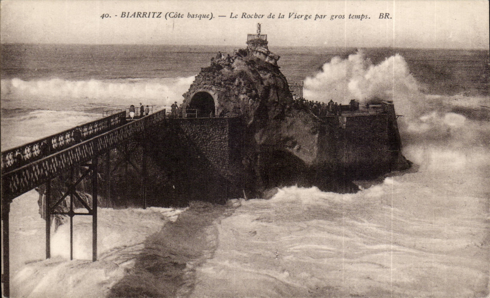 CPA Biarritz Le rocher de la vierge par gros temps