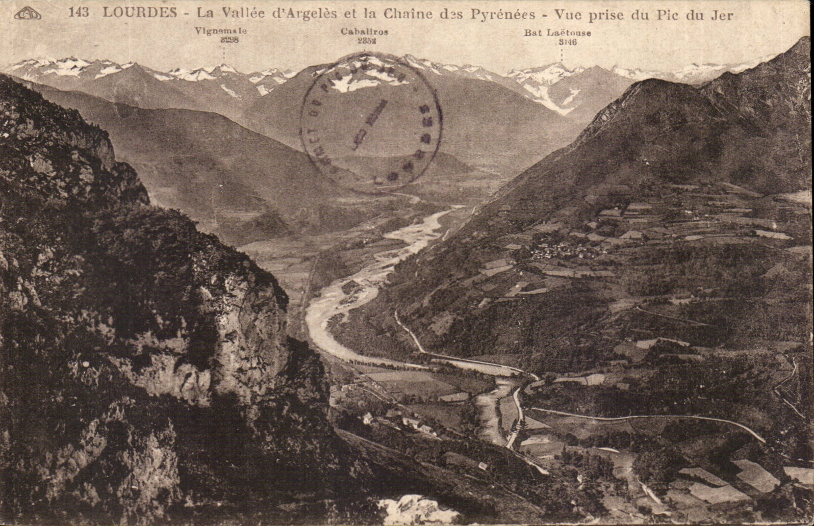 CPA Lourdes the valley of Argeles and the chain of the Pyrenees Seen from of the peak of Jer