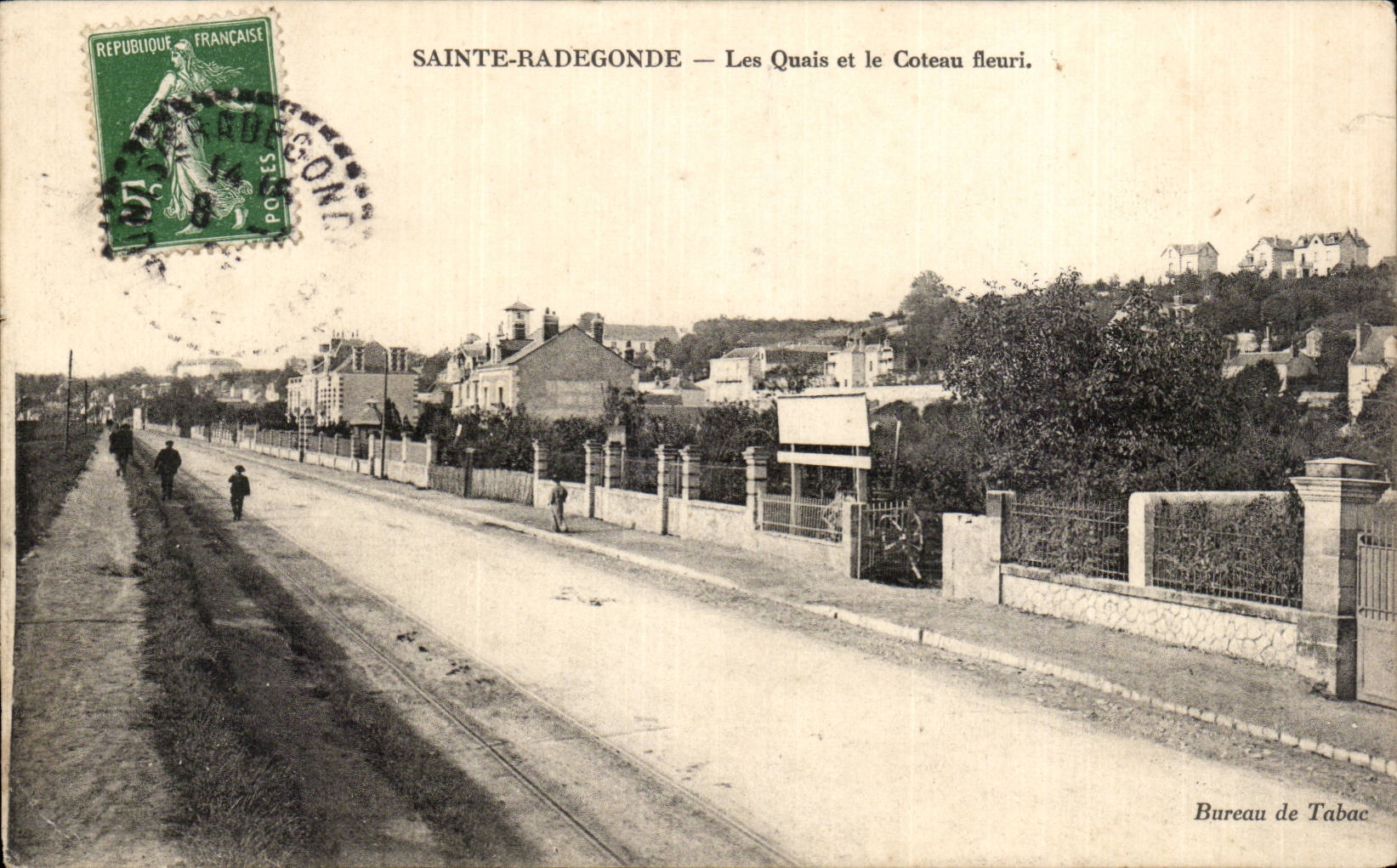 CPA Sainte Radegonde Les quais et le coteau fleuri