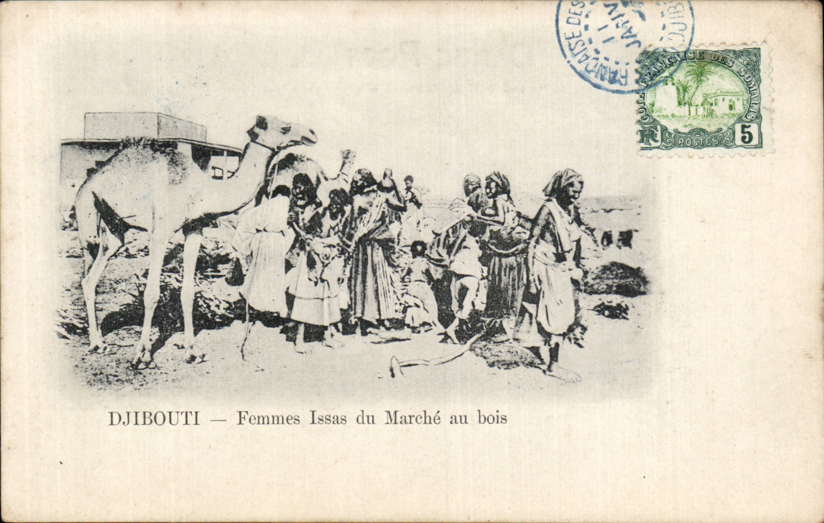 CPA Dimensions of Somalis Djibouti Femmes Issas of the market to wood