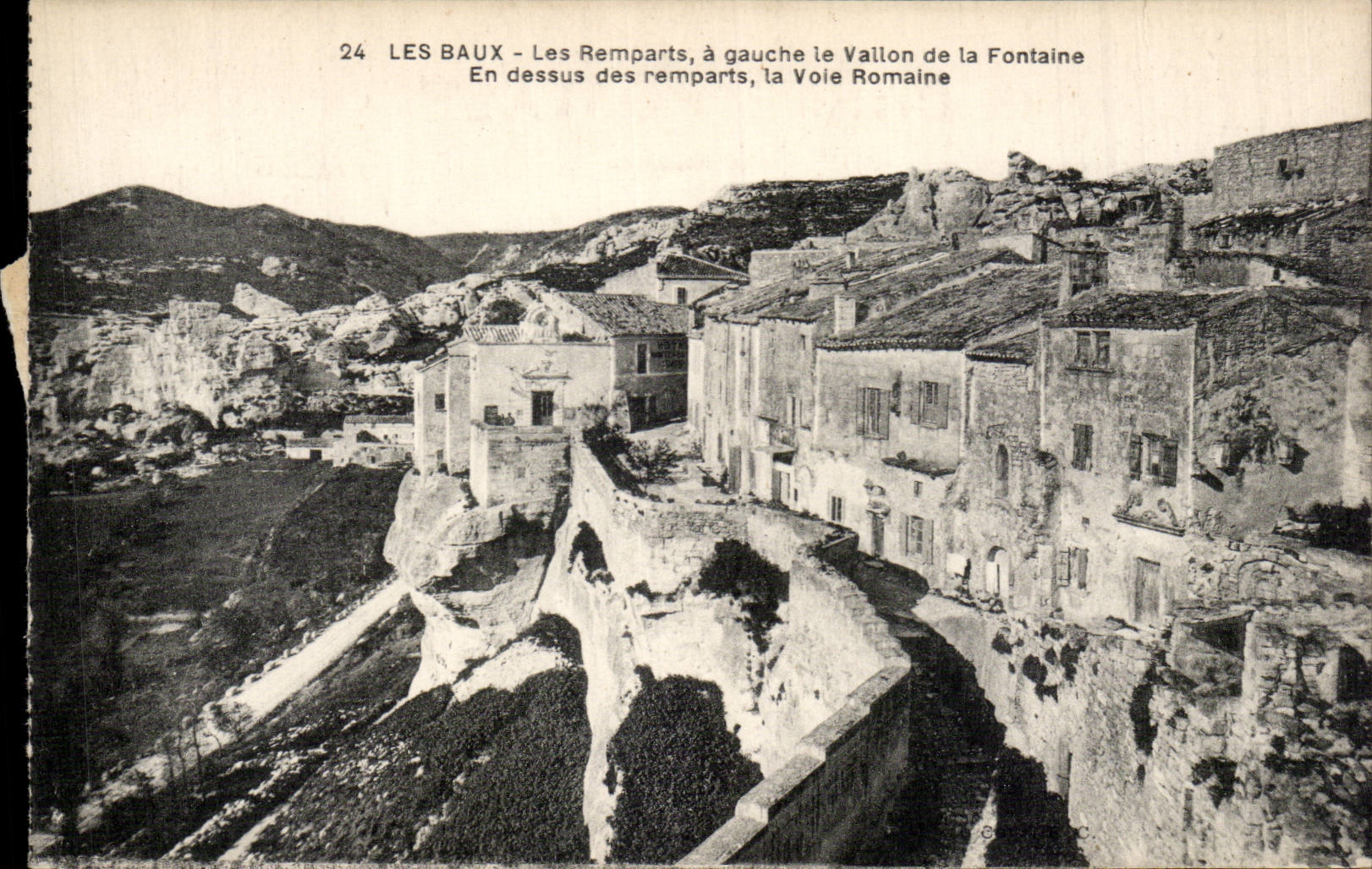 CPA Les Baux Les remparts a gauche le Vallon de la fontaine