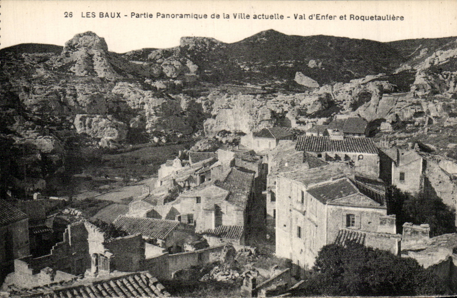 CPA Les Baux Partie panoramique de la ville actuelle Val d'enfer et Roquebauliere