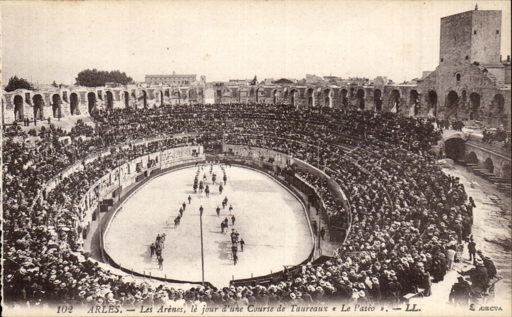 CPA Arles the arena the day of a bullfight Paseo