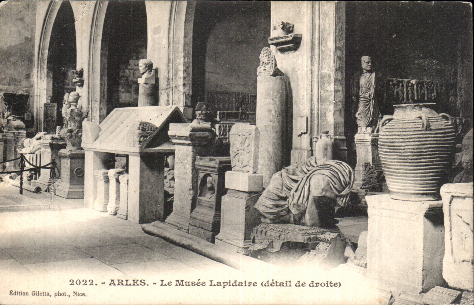 CPA Arles the concise museum detail of right-hand side