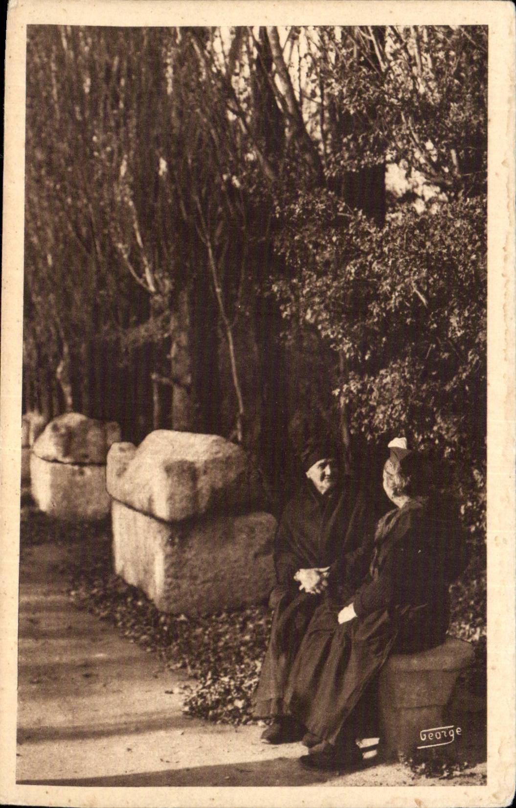 CPA Arles a corner of Alyscamps Folklore Costume Caps