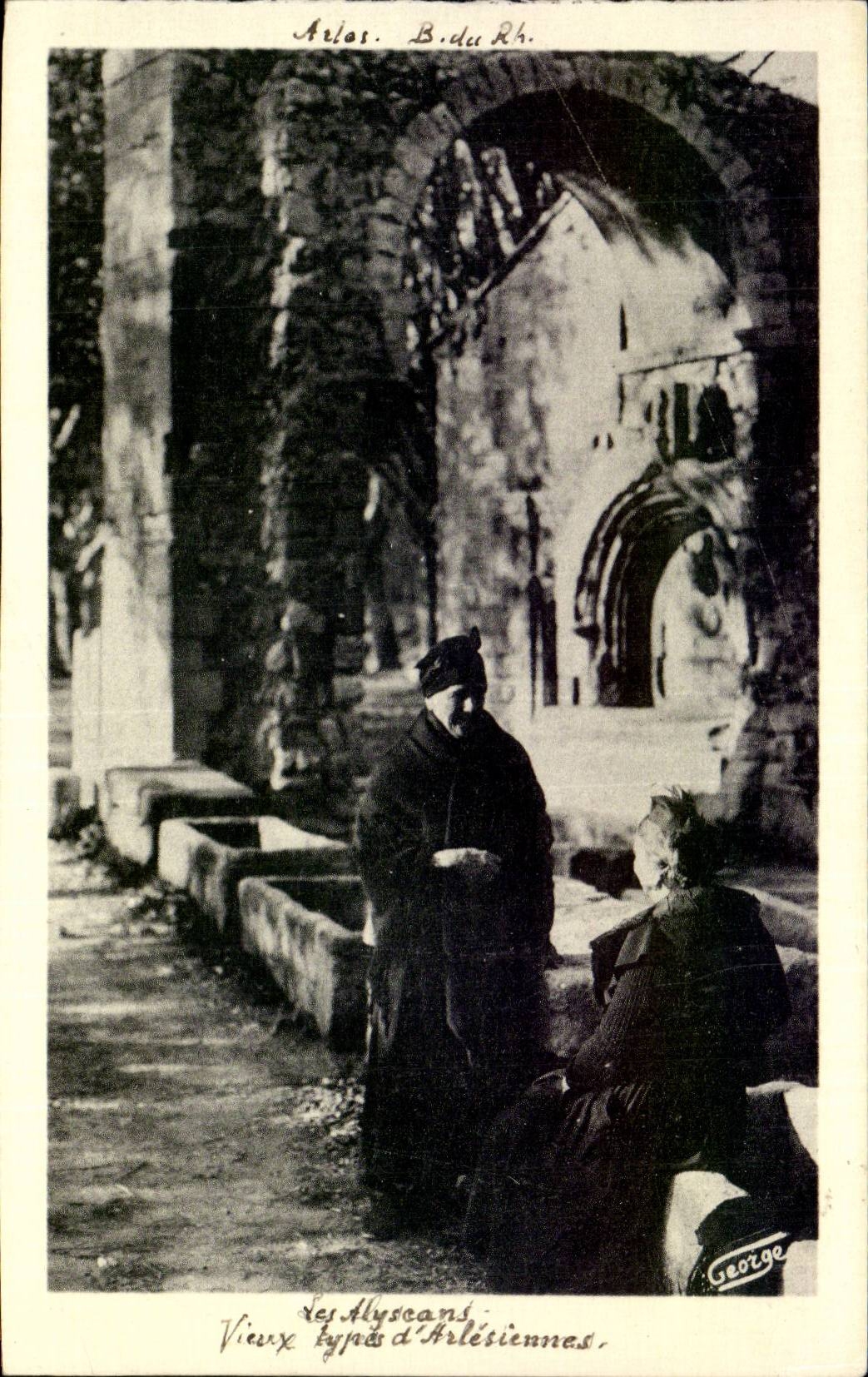 CPA Arles Alyscans Old types of arlesiennes Folklore costume