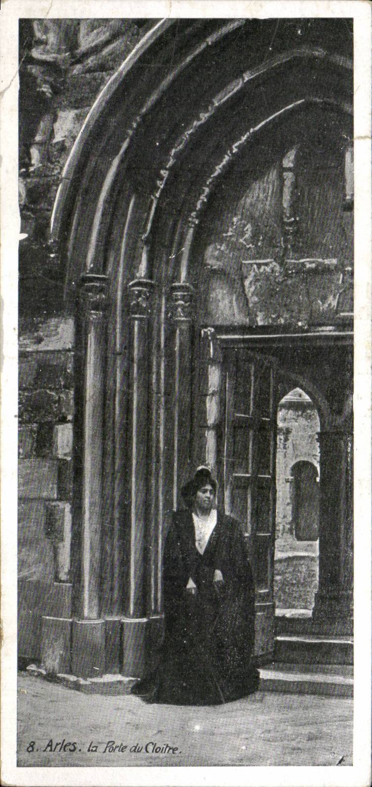 Arles CPA Arlesienne the door of the cloister Folklore Costume