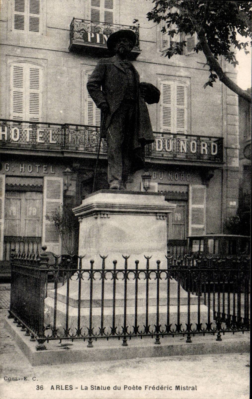 Arles CPA Statue of the poet Frederic Mistral Hotel of North