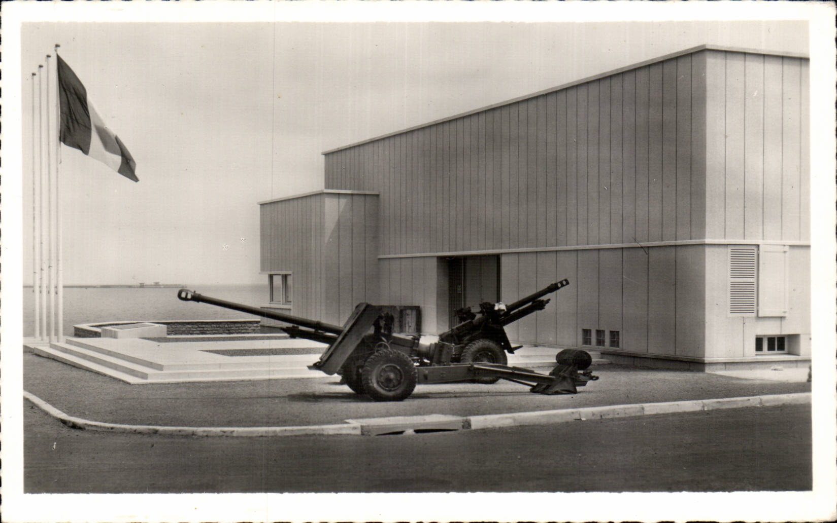 Arromanches CPA Port Winston Les canons Le musee