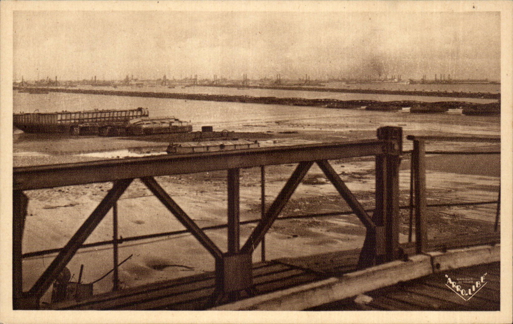 Arromanches CPA Le port de la Liberation Vue sur le port prise du pont d'Arromanches