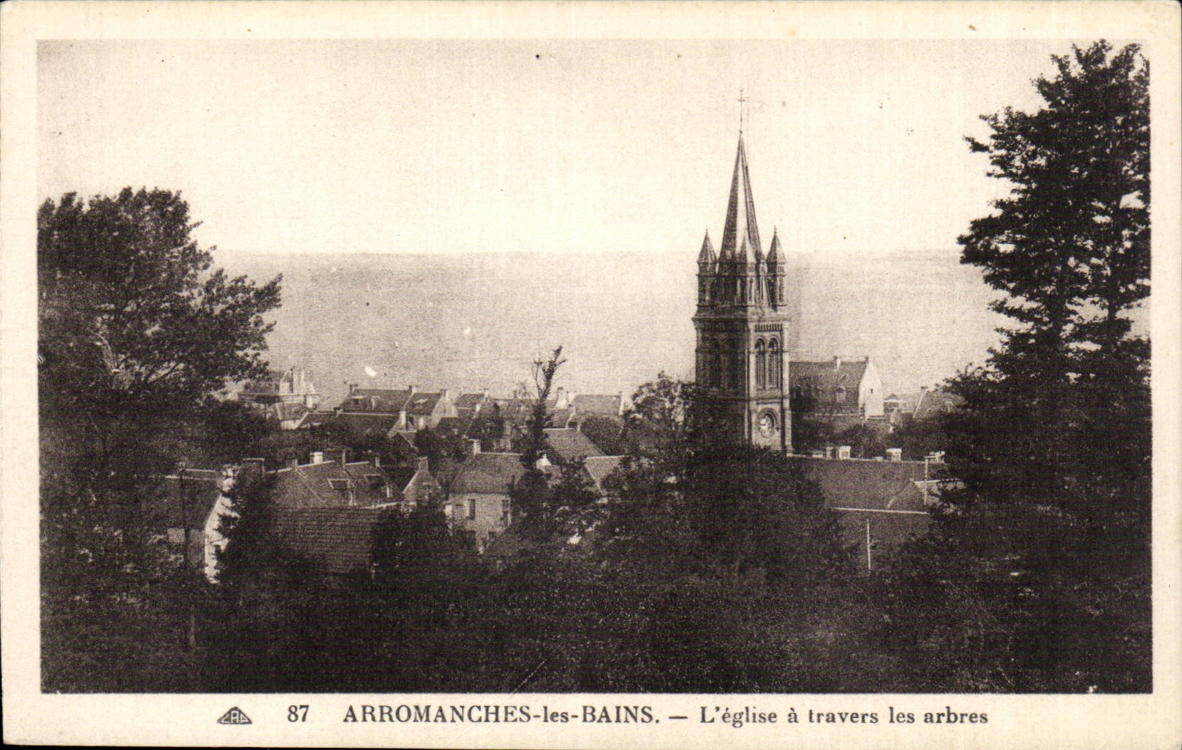 Arromanches CPA L'eglise a travers les arbres