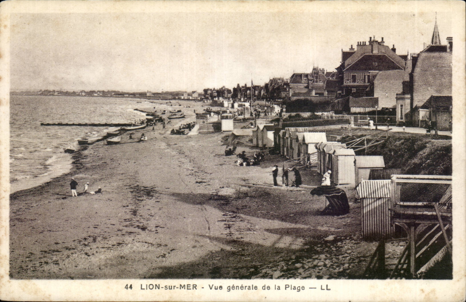 Lion sur Mer CPA View of the beach