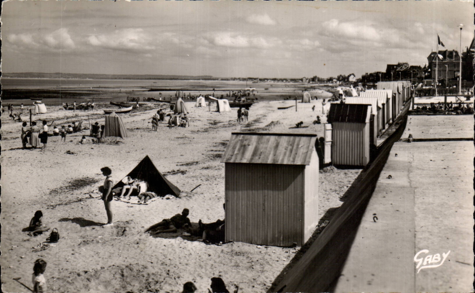 Lion sur Mer CPA the beach