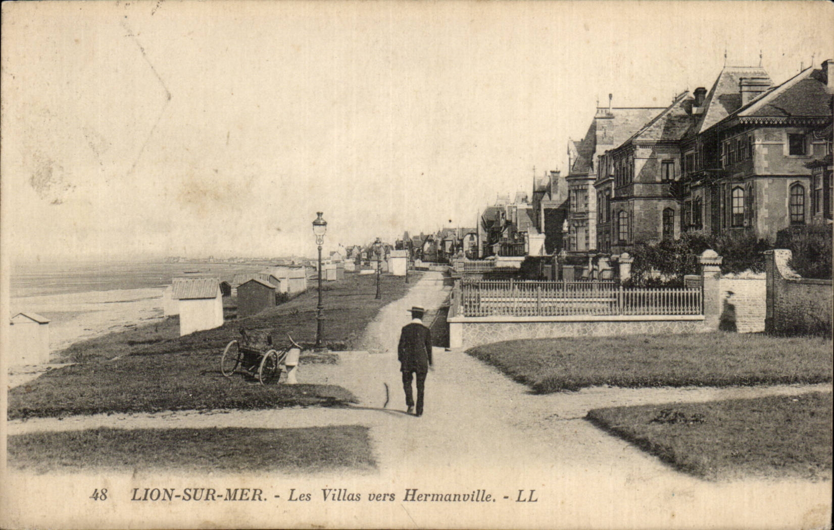 Lion sur Mer CPA villas towards Hermanville