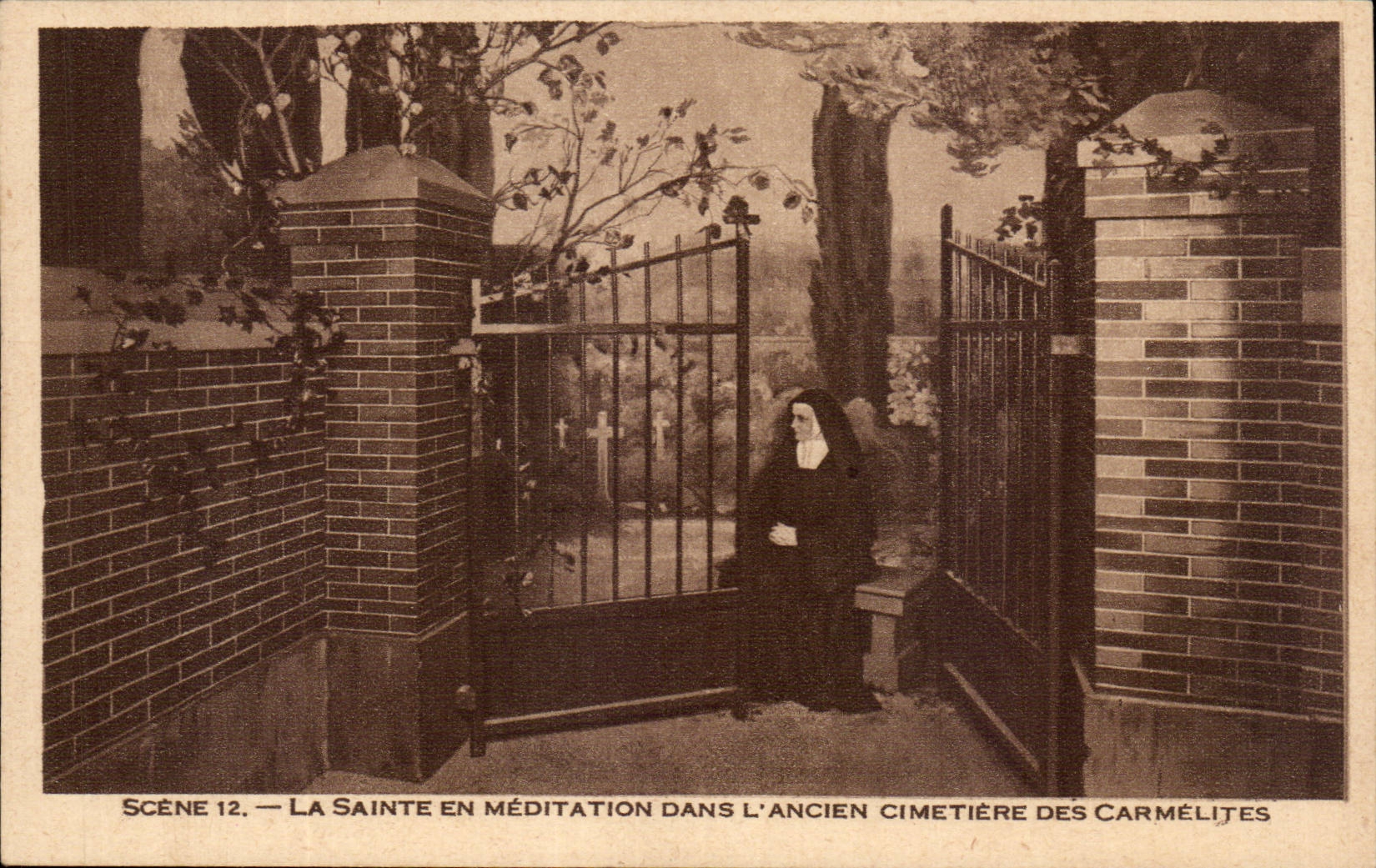 Lisieux CPA Saint Therese Sainte in der Meditation im alten Kirchhof von Carrmelites