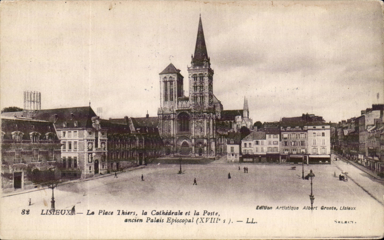 Lisieux CPA der Thiers Platz die Kathedrale und der alte episkopale Gaumen der Post
