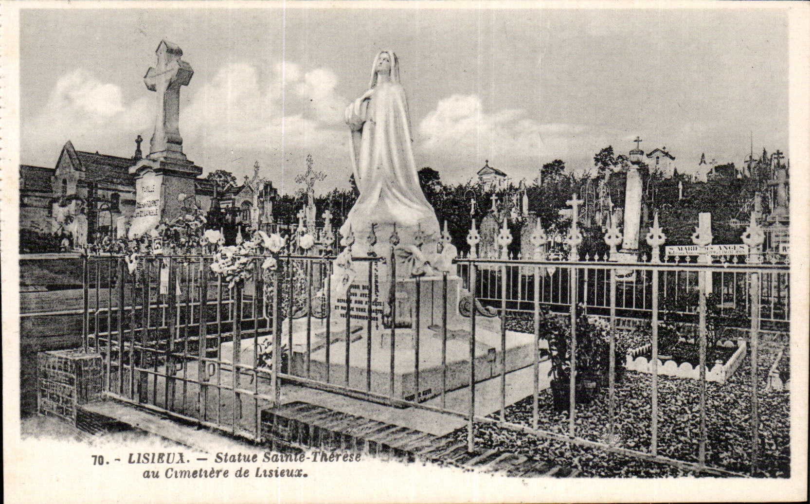 Lisieux CPA Statue Sainte Therese mit dem Kirchhof von Lisieux