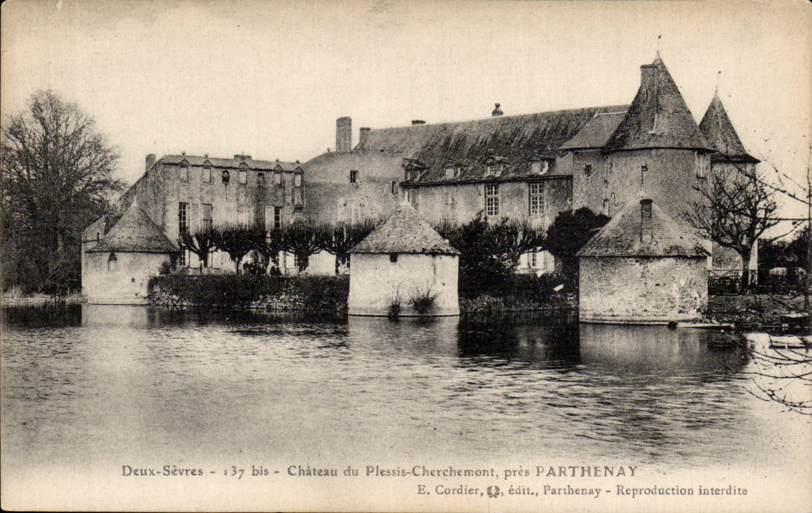 CPA Schloss von Plessis Cherchemont nahes Parthenay