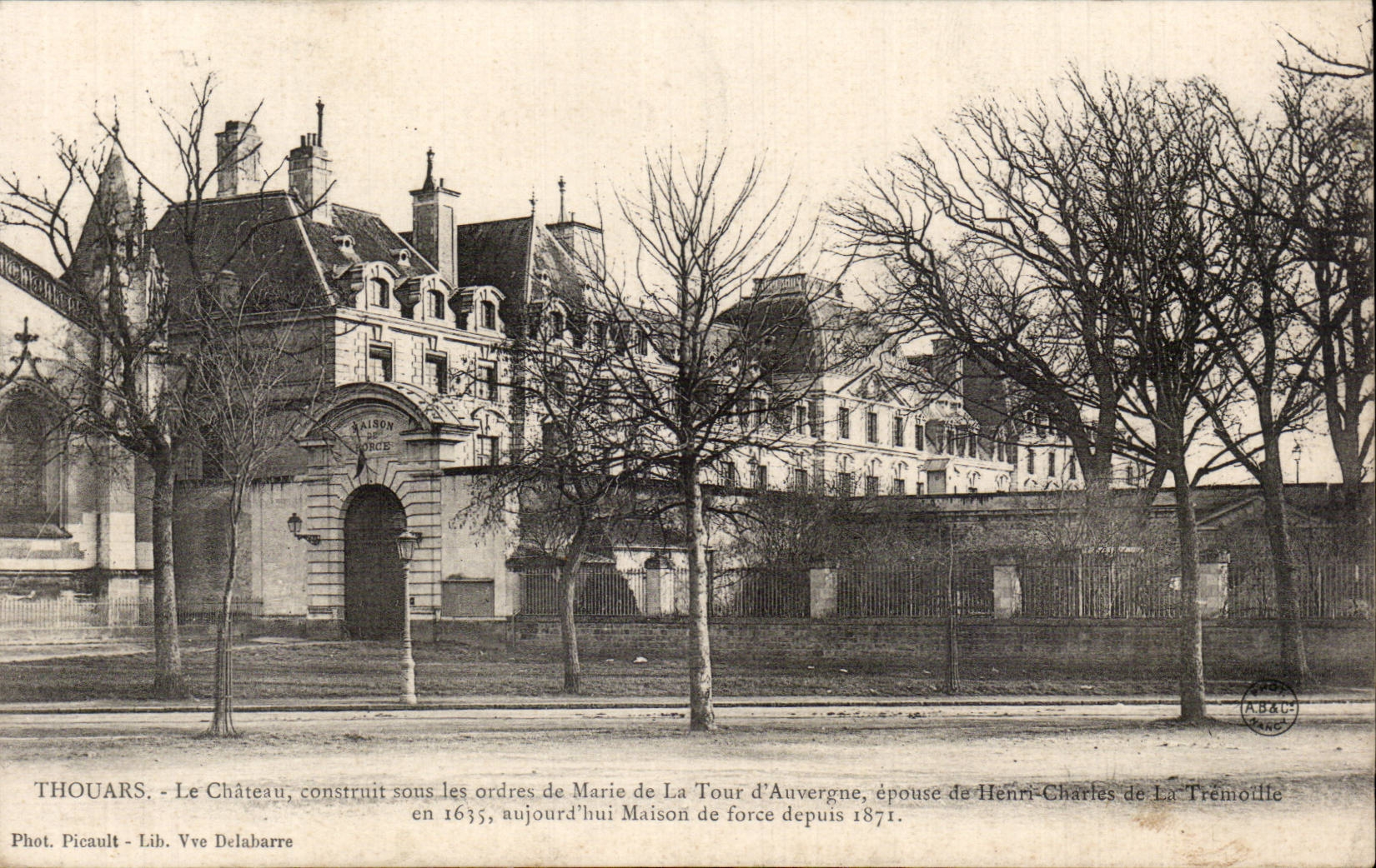 CPA Thouars the castle built sour orders of Marie of the Tower of Auvergne Tremoille