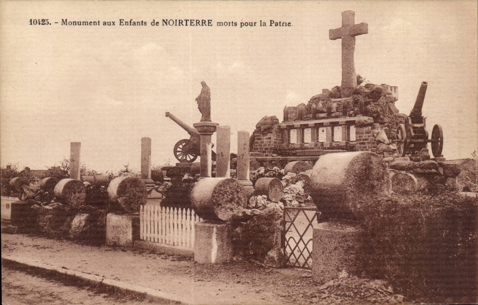 CPA Denkmal mit den Kindern von Noirterre starb fur das Vaterland