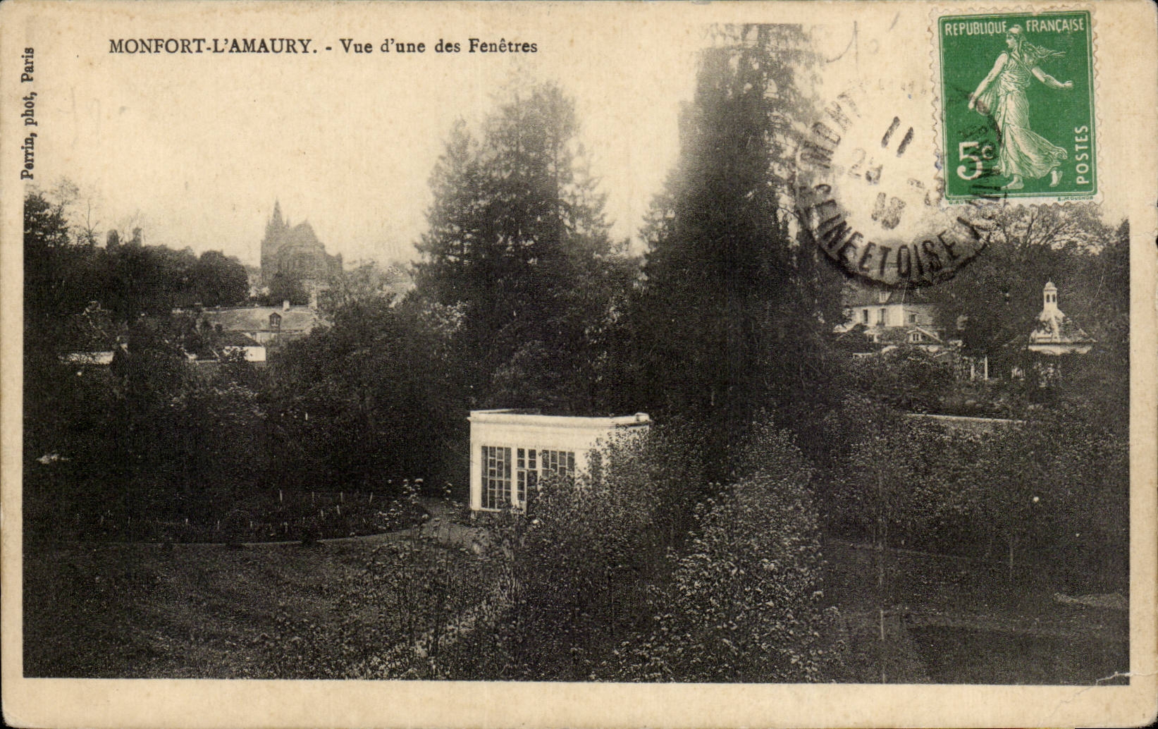 CPA Montfort Amaury Seen of one of the windows