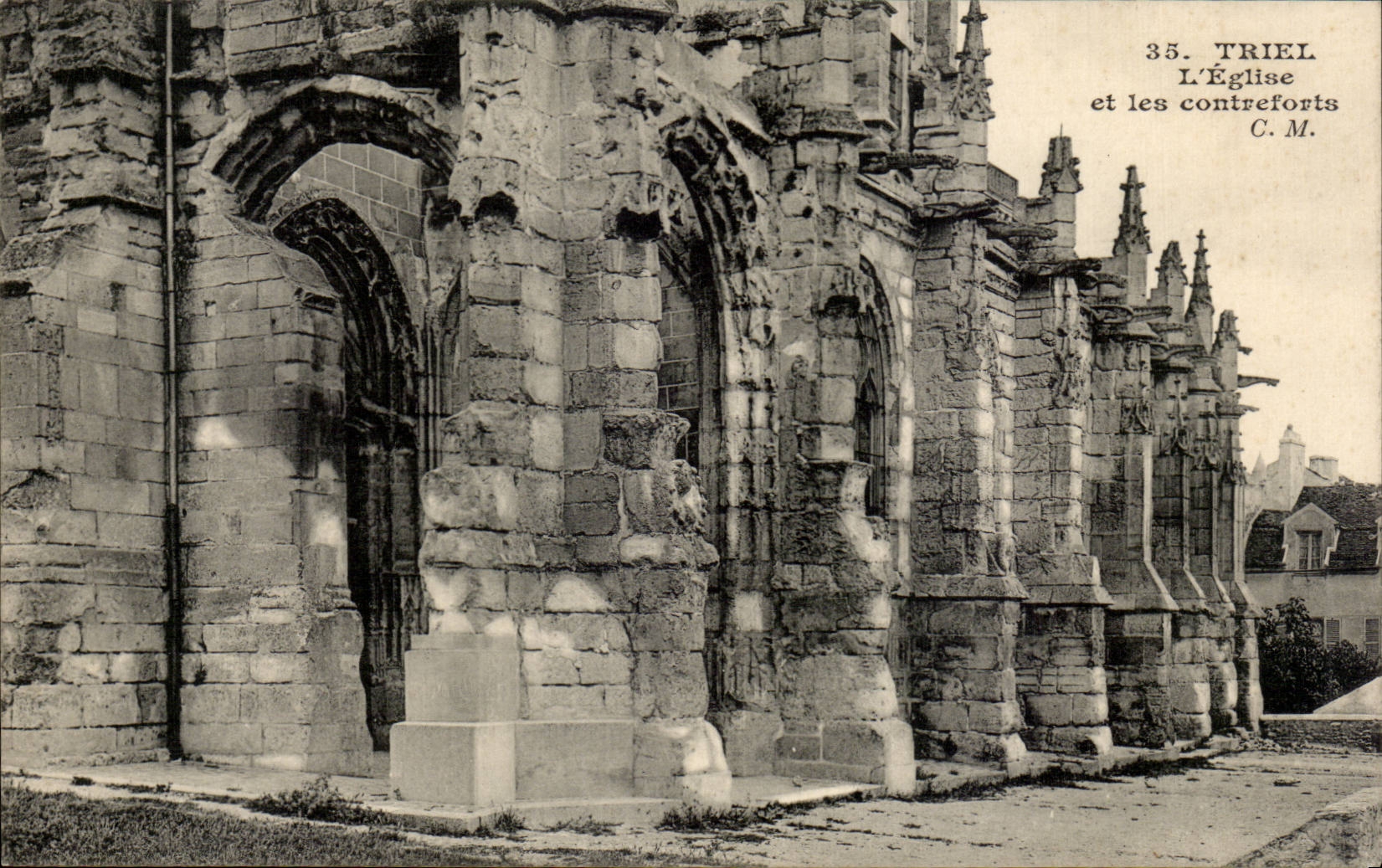 CPA Triel the church and buttresses
