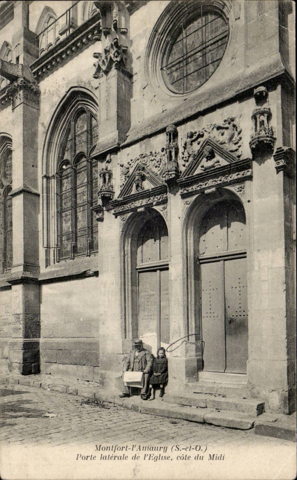 CPA Montfort Amaury Porte side of the church dimensions South