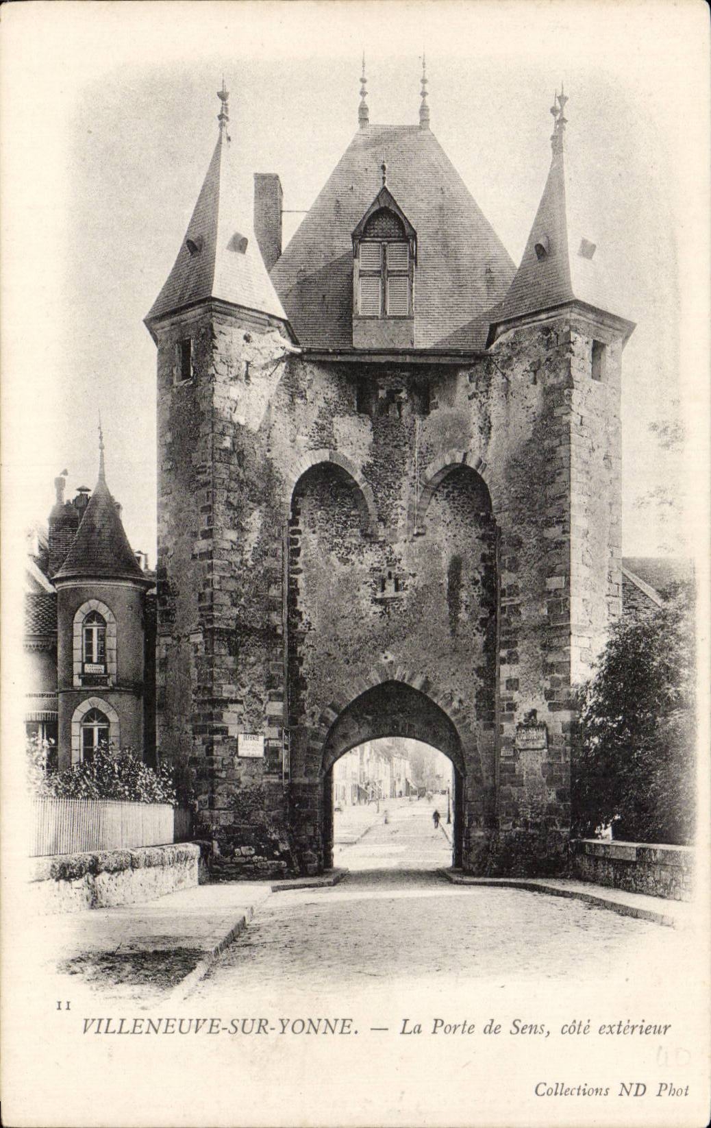 CPA Villeneuve on Yonne the door of Sens dimensions external