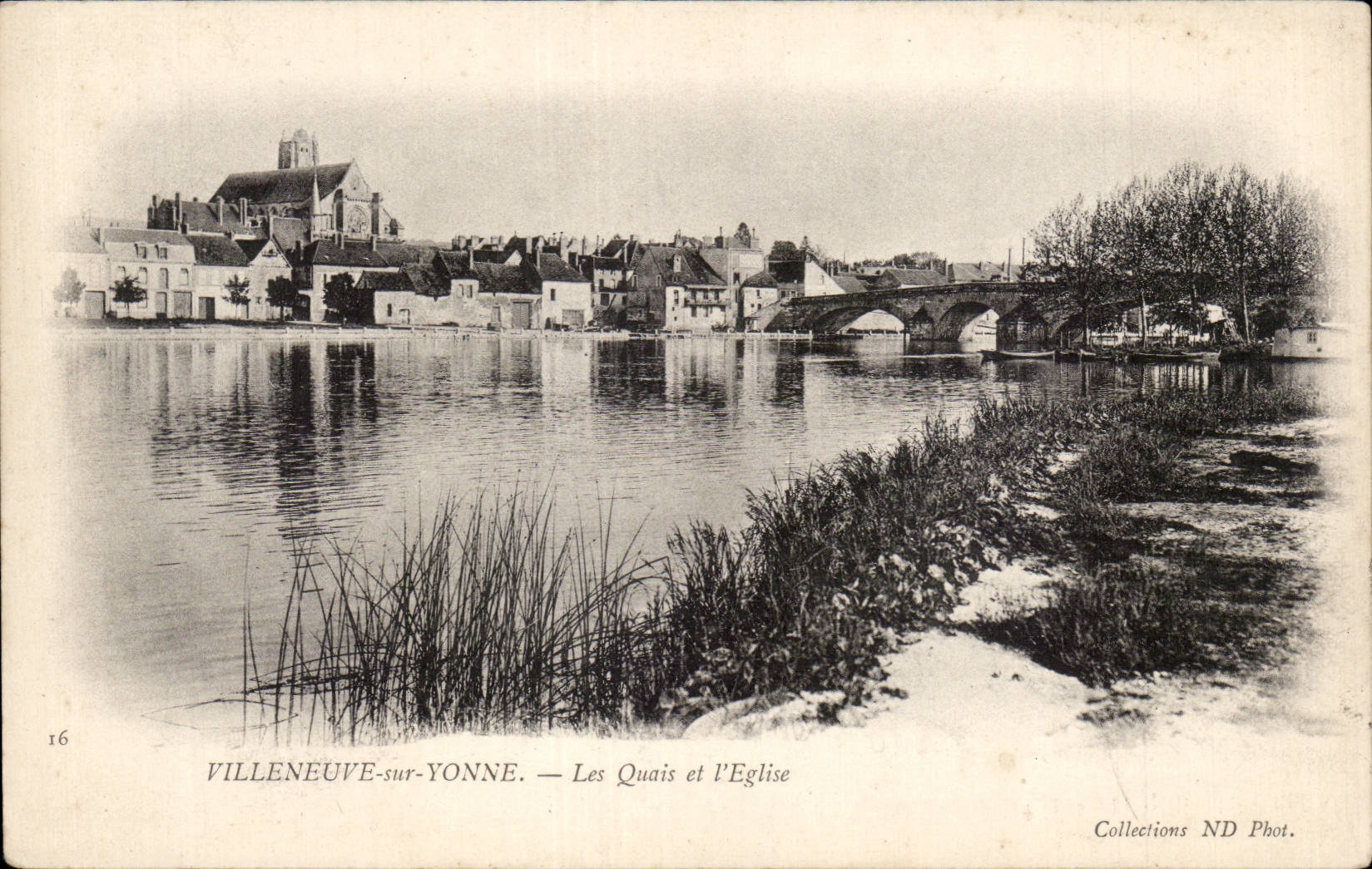 CPA Villeneuve on Yonne quays of the church