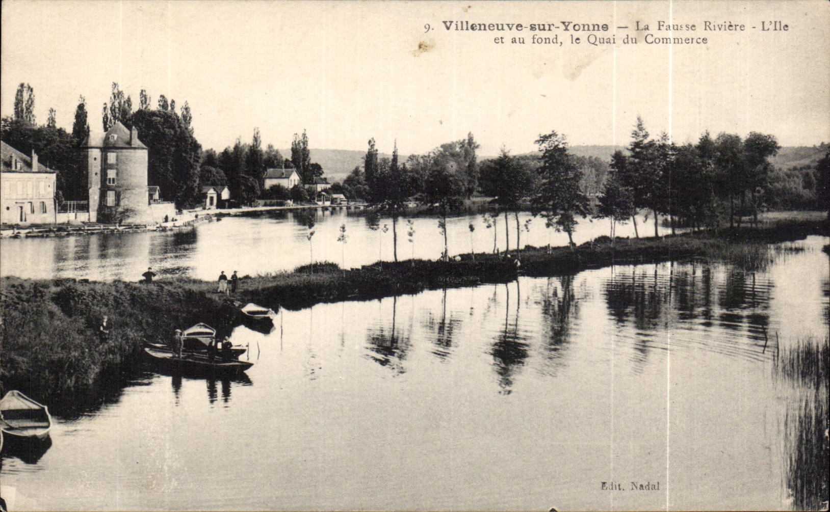 CPA Villeneuve on Yonne distorts It river the island and at the bottom the quay commercial