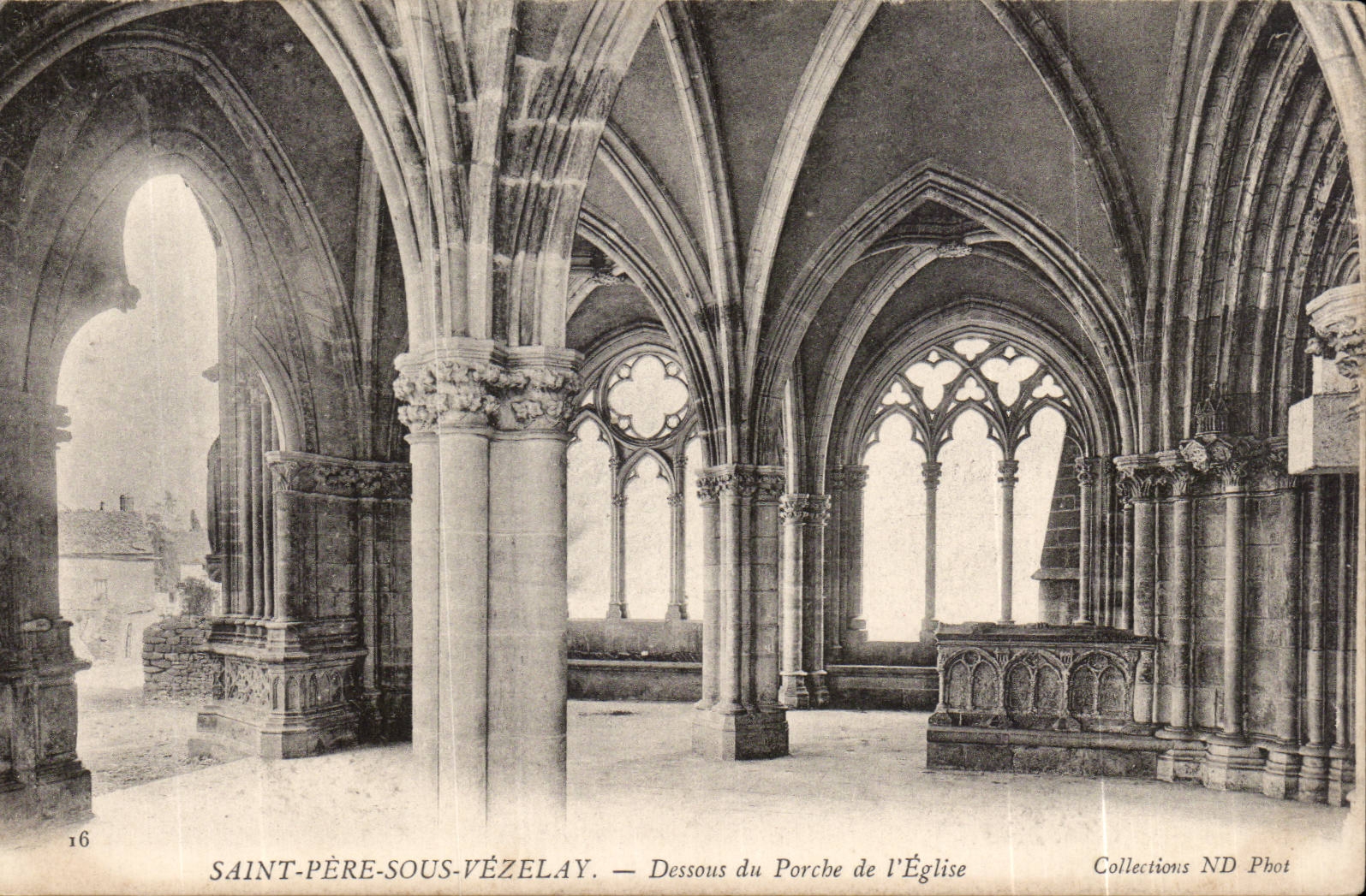 CPA Saint Father under Vezelay Below of the porch of the church