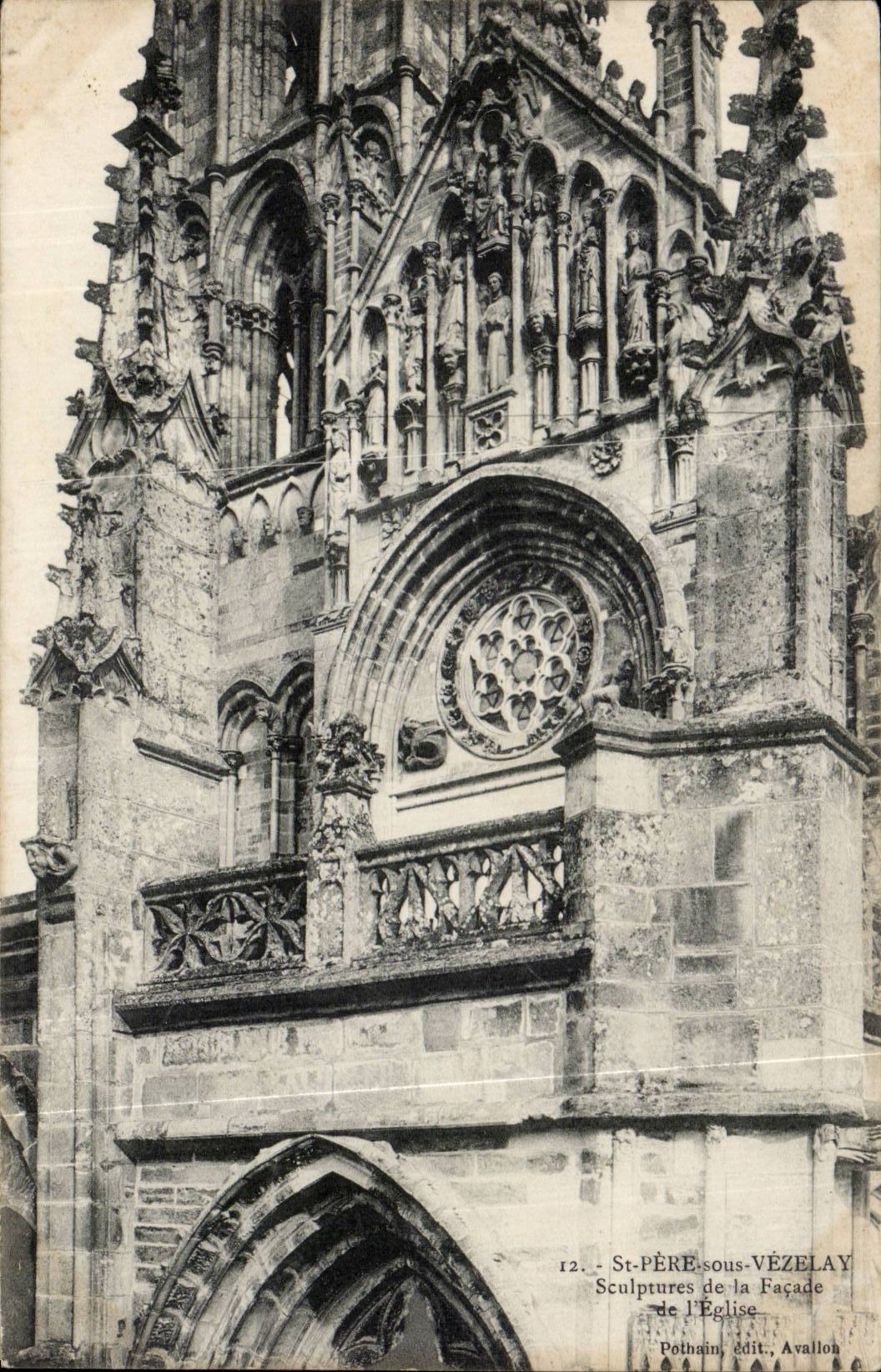CPA Saint Father under Vezelay Sculpture of the frontage of the church