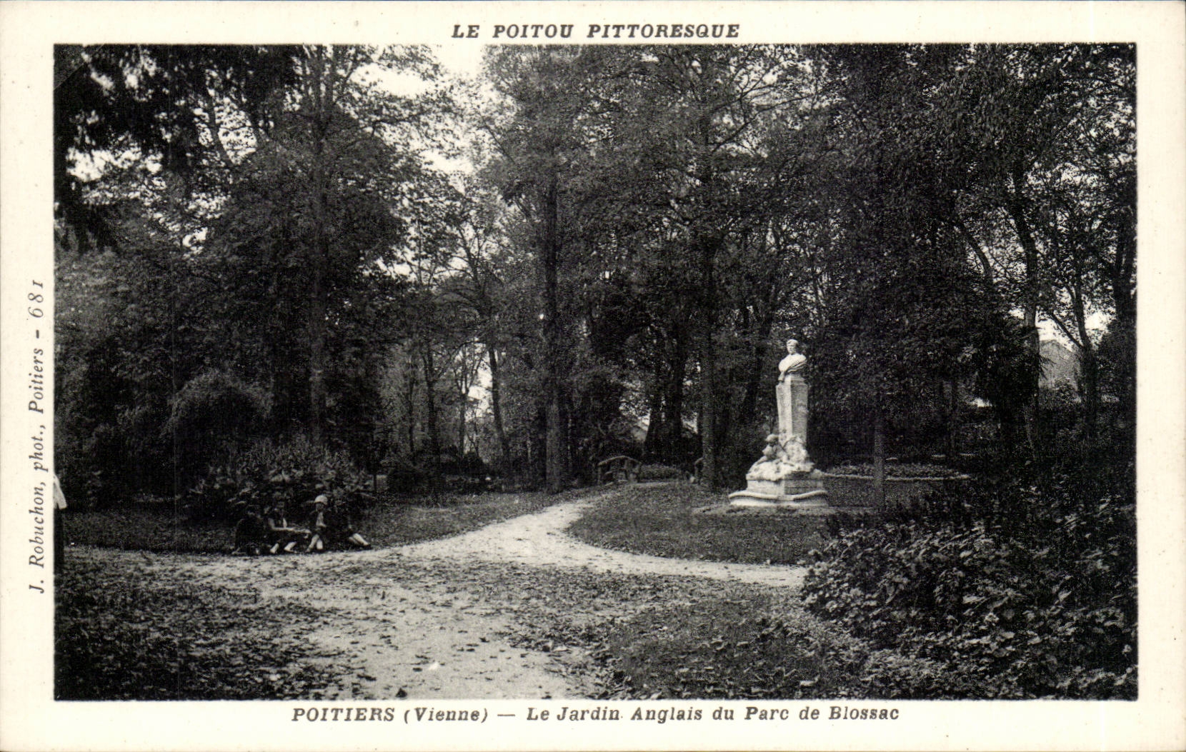 CPA Poitiers the English garden with the park of Blossac