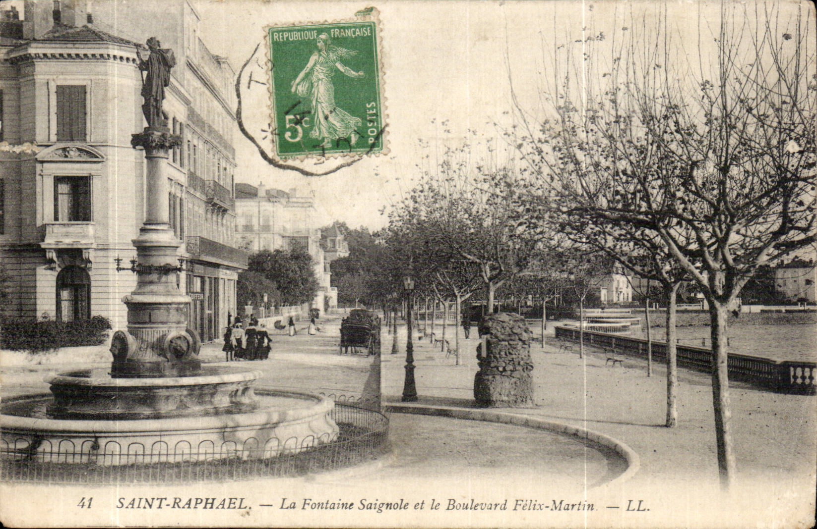 CPA Saint Raphael the Saignole fountain and the boulevard Felix Martin