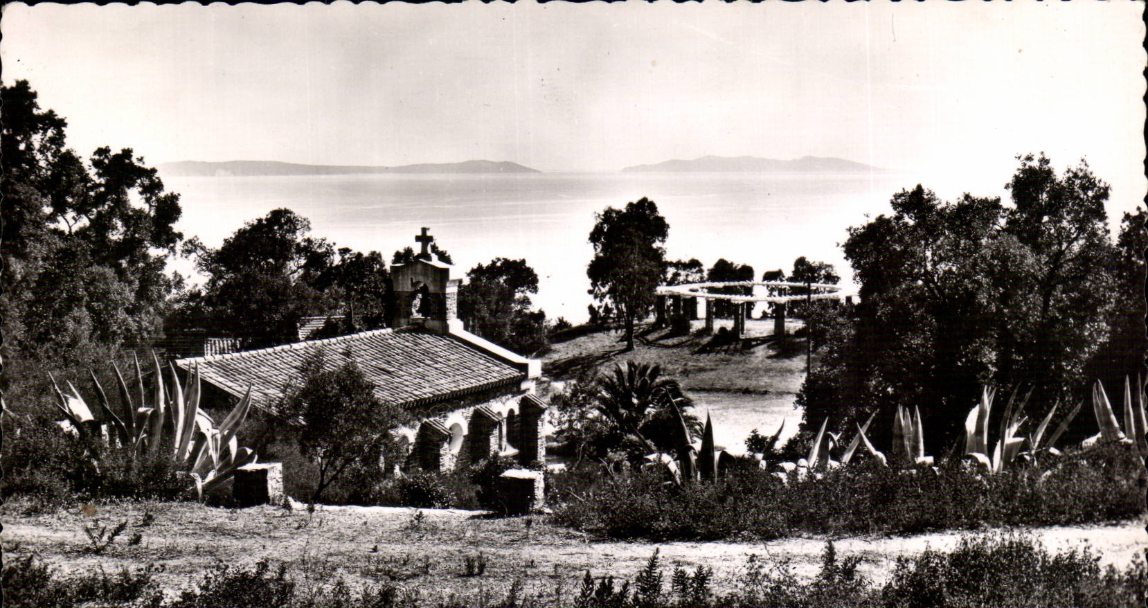 CPSM Environs du lavandou Le Rayol Vue sur l'eglise et les iles d'or